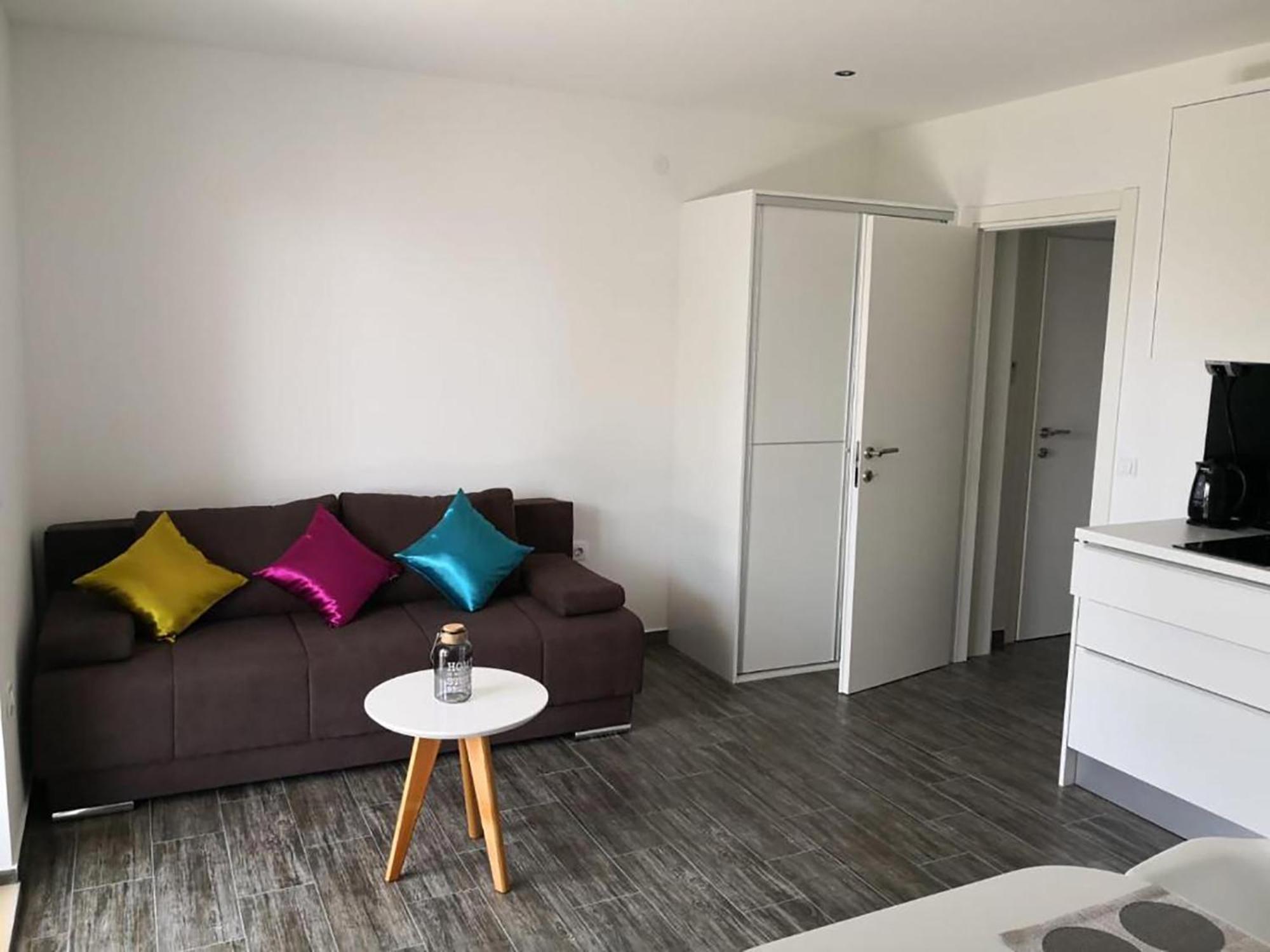 Apartments Domani Омиш Экстерьер фото