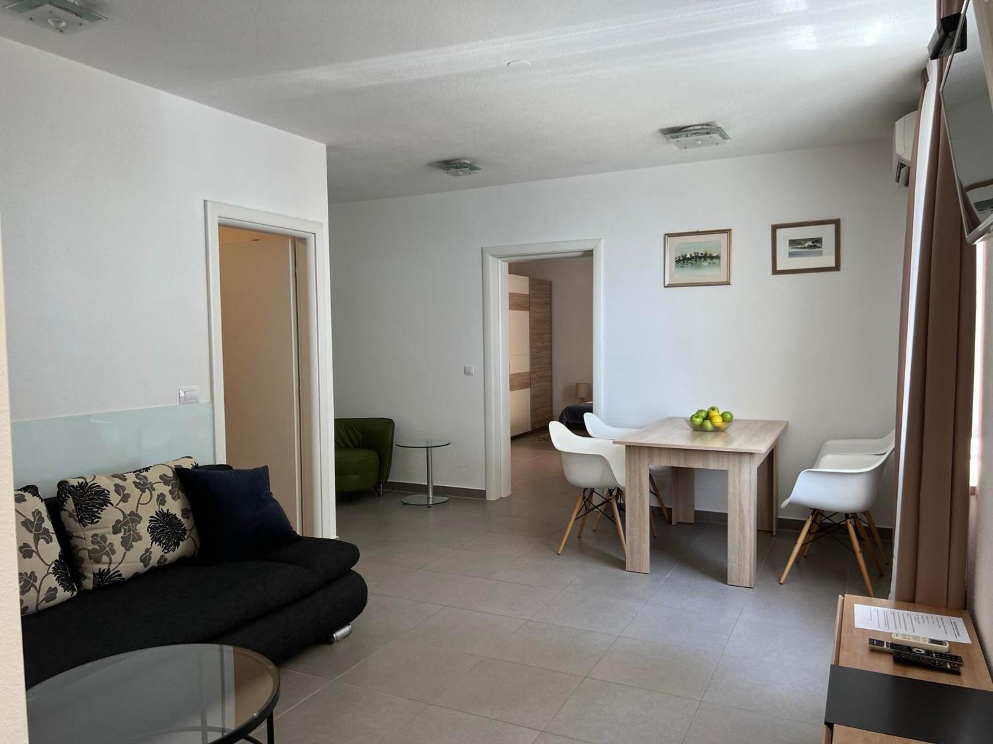 Apartments Domani Омиш Экстерьер фото