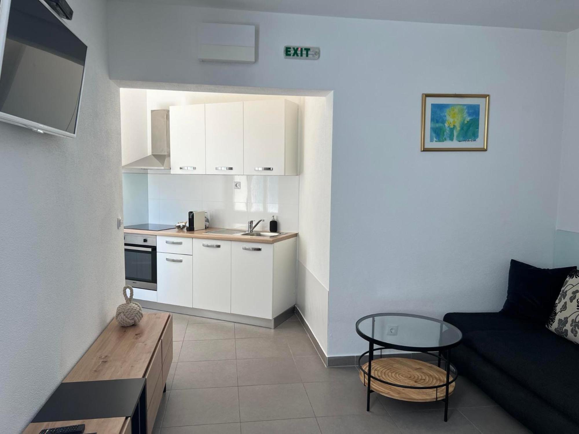 Apartments Domani Омиш Экстерьер фото
