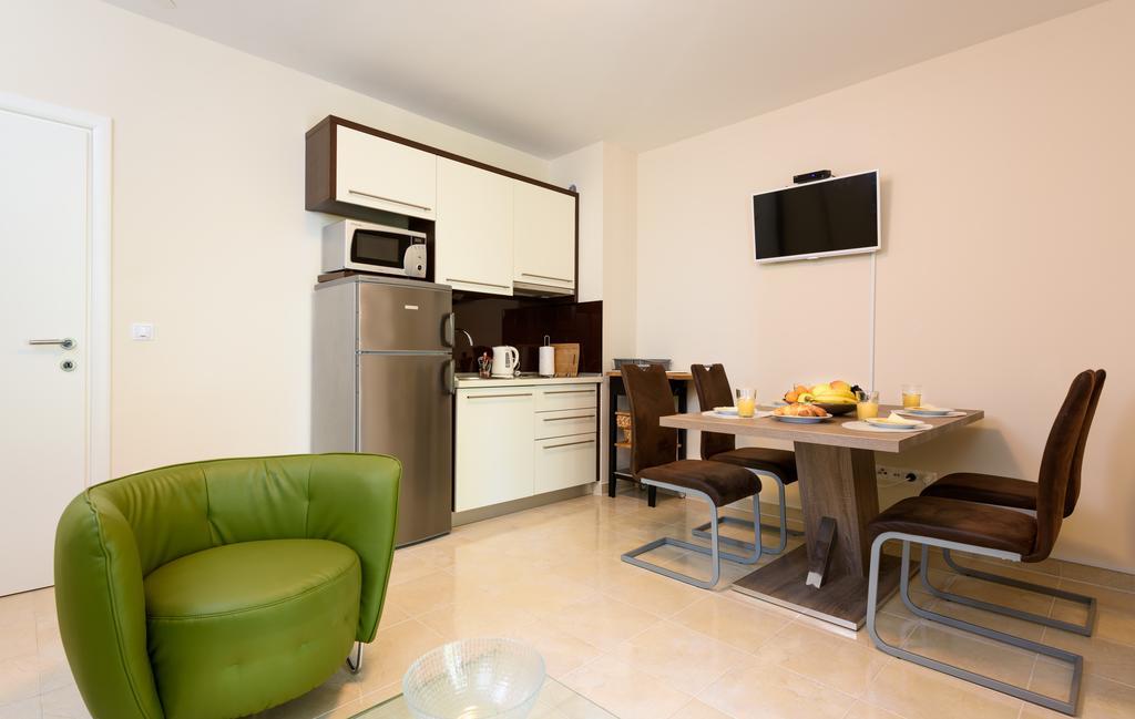 Apartments Domani Омиш Экстерьер фото