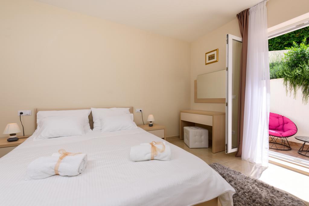 Apartments Domani Омиш Экстерьер фото