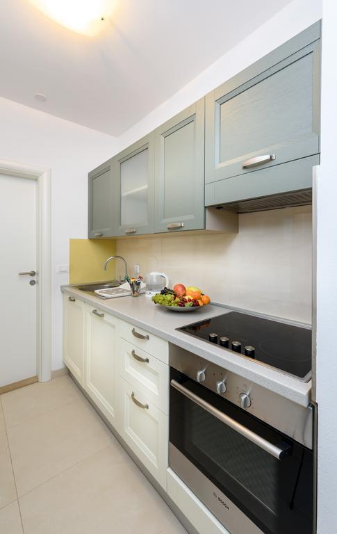 Apartments Domani Омиш Экстерьер фото